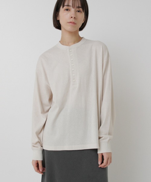 RNA-N(アールエヌエーエヌ)の「M2537 ゆる天竺ヘンリー(Tシャツ/カットソー・レディース・キナリ/スミクロ/オフホワイト・FREE)」の4枚目の写真