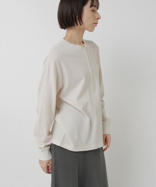 RNA-N(アールエヌエーエヌ)の「M2537 ゆる天竺ヘンリー(Tシャツ/カットソー・レディース・キナリ/スミクロ/オフホワイト・FREE)」の5枚目の写真