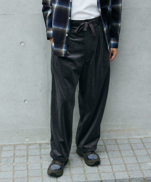 JOURNAL STANDARD（ジャーナルスタンダード）の「トリコット ベロア フェード オーバー パンツ（その他パンツ・メンズ・グレー/カーキ/ブラック系その他・SMALL/MEDIUM/LARGE）」の15枚目の写真