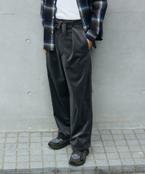 JOURNAL STANDARD（ジャーナルスタンダード）の「トリコット ベロア フェード オーバー パンツ（その他パンツ・メンズ・グレー/カーキ/ブラック系その他・SMALL/MEDIUM/LARGE）」の16枚目の写真