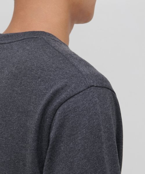 MUSINSA STANDARD（ムシンサスタンダード）の「クルーネック長袖Tシャツ[チャコールグレー]（Tシャツ/カットソー・メンズ・その他・MEDIUM/LARGE/X-LARGE/XX-LARGE/XXX-LARGE/SMALL）」の2枚目の写真