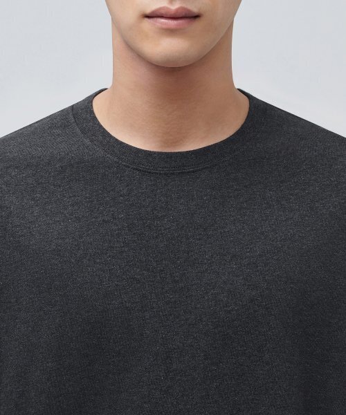 MUSINSA STANDARD（ムシンサスタンダード）の「クルーネック長袖Tシャツ[チャコールグレー]（Tシャツ/カットソー・メンズ・その他・MEDIUM/LARGE/X-LARGE/XX-LARGE/XXX-LARGE/SMALL）」の4枚目の写真