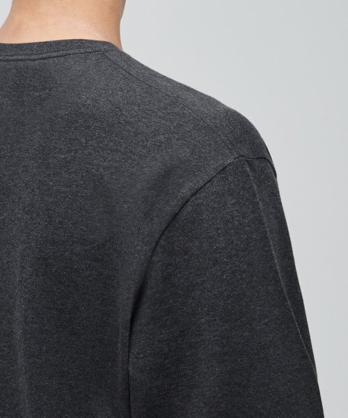 MUSINSA STANDARD（ムシンサスタンダード）の「クルーネック長袖Tシャツ[チャコールグレー]（Tシャツ/カットソー・メンズ・その他・MEDIUM/LARGE/X-LARGE/XX-LARGE/XXX-LARGE/SMALL）」の6枚目の写真