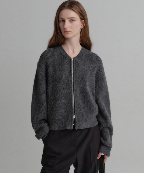 LOOKAST(ルックキャスト)の「アラニジップアップニット_チャコール / ALANI WOOL ZIP UP KNIT_CHARCOAL(カーディガン/ボレロ・レディース・チャコール・FREE)」の1枚目の写真