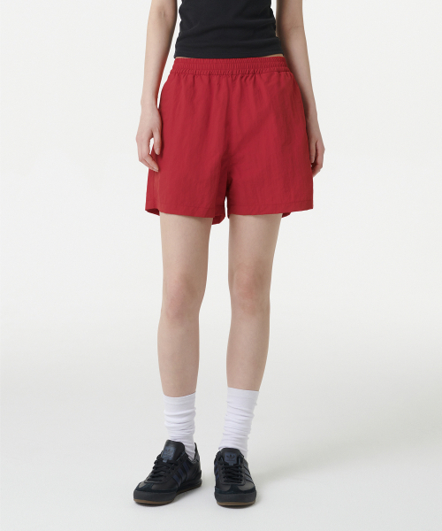 MUSINSA STANDARD WOMAN（ムシンサスタンダードウーマン）の「ウィメンズナイロンバンディングショーツ[レッド]（その他パンツ・レディース・その他・24/28/30/26）」の2枚目の写真