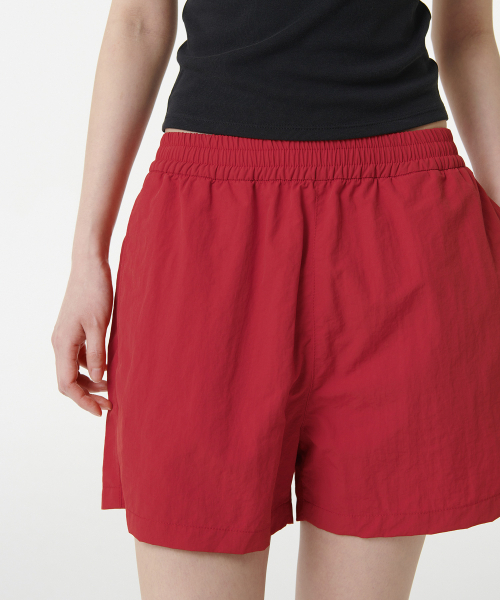 MUSINSA STANDARD WOMAN（ムシンサスタンダードウーマン）の「ウィメンズナイロンバンディングショーツ[レッド]（その他パンツ・レディース・その他・24/28/30/26）」の4枚目の写真