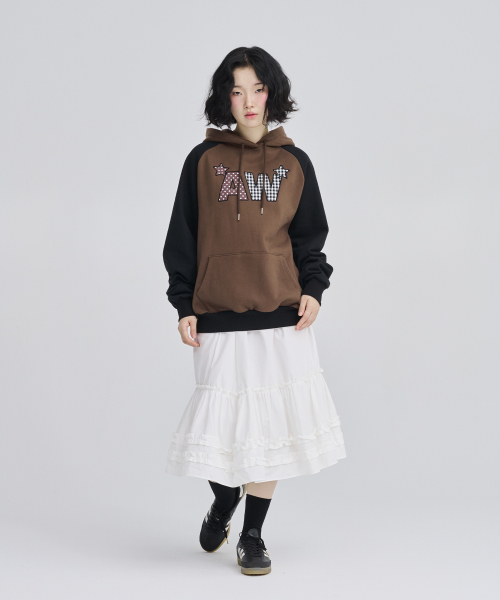 AWESOME STUDIO（オーサムスタジオ）の「AW ウーブンパッチ刺繍ラグランフードブラウン（パーカー・レディース・ブラウン・FREE）」の2枚目の写真