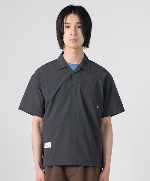 rehacer(レアセル)の「rehacer : Lightweight Nylon Pullover Shirt / ライトウエイト ナイロン プルオーバーシャツ(シャツ/ブラウス・メンズ・カーキ/チャコールグレー・LARGE/MEDIUM/SMALL)」の2枚目の写真