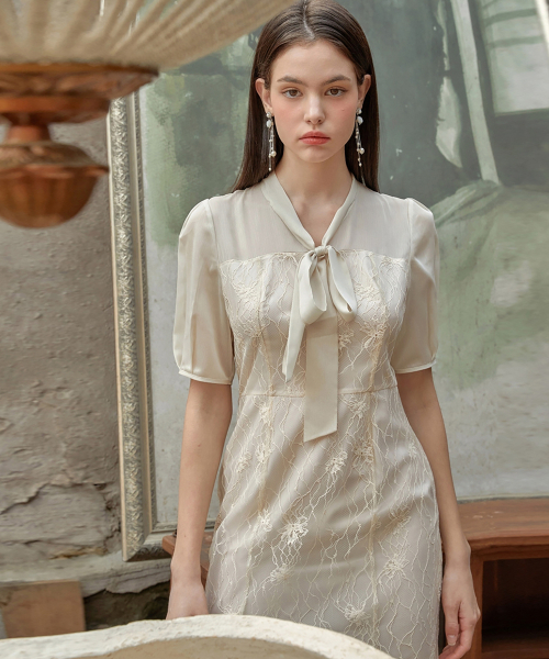 JULIY&CALLA(ジュリー&カラー)の「24SS カラー91 シークレットガーデン アイビー リボンタイ レース ワンピース ベージュ(ワンピース・レディース・その他・SMALL/MEDIUM)」の1枚目の写真