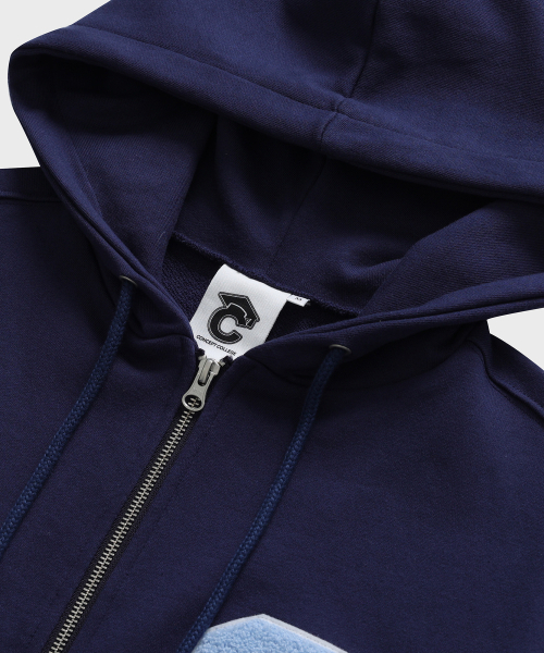 CONCEPTCOLLEGE（コンセプトカレッジ）の「Cパッチジッパーフードジップアップ_ネイビー [男女共用]（パーカー・レディース・ネイビー・SMALL/LARGE/MEDIUM）」の2枚目の写真
