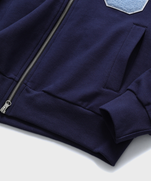 CONCEPTCOLLEGE（コンセプトカレッジ）の「Cパッチジッパーフードジップアップ_ネイビー [男女共用]（パーカー・レディース・ネイビー・SMALL/LARGE/MEDIUM）」の4枚目の写真