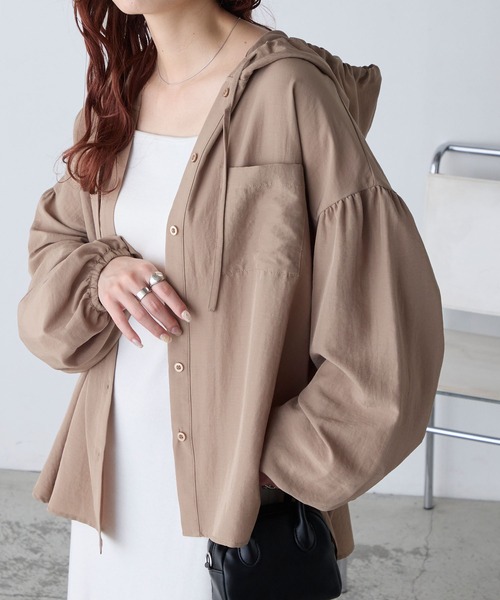 BONLECILL(ボンルシール)の「【UVカット率97%】ライトシアーギャザー 涼しげ オーバーフーディーシャツパーカー【纏うUVケア - ソルヴェール】(シャツ/ブラウス・レディース・ブラウン/ピンク/ネイビー系1/ベージュ/ブルー系1/ブラック/ライトブルー/オフホワイト/チャコールグレー/ライトイエロー・FREE)」の5枚目の写真