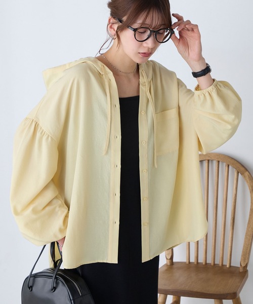 BONLECILL(ボンルシール)の「【UVカット率97%】ライトシアーギャザー 涼しげ オーバーフーディーシャツパーカー【纏うUVケア - ソルヴェール】(シャツ/ブラウス・レディース・ブラウン/ピンク/ネイビー系1/ベージュ/ブルー系1/ブラック/ライトブルー/オフホワイト/チャコールグレー/ライトイエロー・FREE)」の9枚目の写真