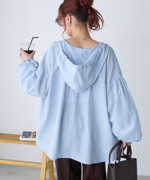 BONLECILL(ボンルシール)の「【UVカット率97%】ライトシアーギャザー 涼しげ オーバーフーディーシャツパーカー【纏うUVケア - ソルヴェール】(シャツ/ブラウス・レディース・ブラウン/ピンク/ネイビー系1/ベージュ/ブルー系1/ブラック/ライトブルー/オフホワイト/チャコールグレー/ライトイエロー・FREE)」の6枚目の写真