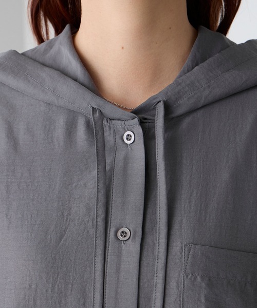 BONLECILL(ボンルシール)の「【UVカット率97%】ライトシアーギャザー 涼しげ オーバーフーディーシャツパーカー【纏うUVケア - ソルヴェール】(シャツ/ブラウス・レディース・ブラウン/ピンク/ネイビー系1/ベージュ/ブルー系1/ブラック/ライトブルー/オフホワイト/チャコールグレー/ライトイエロー・FREE)」の12枚目の写真