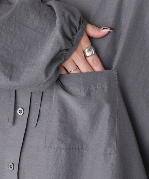 BONLECILL(ボンルシール)の「【UVカット率97%】ライトシアーギャザー 涼しげ オーバーフーディーシャツパーカー【纏うUVケア - ソルヴェール】(シャツ/ブラウス・レディース・ブラウン/ピンク/ネイビー系1/ベージュ/ブルー系1/ブラック/ライトブルー/オフホワイト/チャコールグレー/ライトイエロー・FREE)」の16枚目の写真