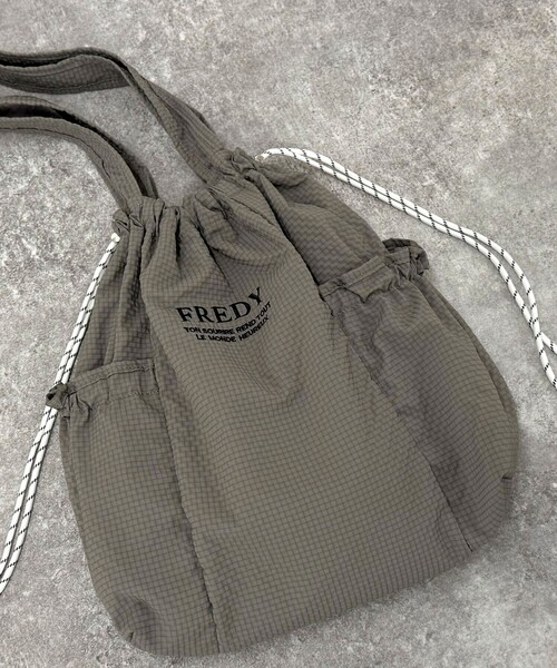 fredy emue（フレディエミュ）の「撥水サッカーサイドポケットトートバッグ（トートバッグ・レディース・ブラック/ベージュ/チャコールグレー/グレイッシュブルー/アイボリー・FREE）」の4枚目の写真