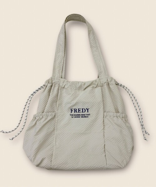 fredy emue（フレディエミュ）の「撥水サッカーサイドポケットトートバッグ（トートバッグ・レディース・ブラック/ベージュ/チャコールグレー/グレイッシュブルー/アイボリー・FREE）」の2枚目の写真