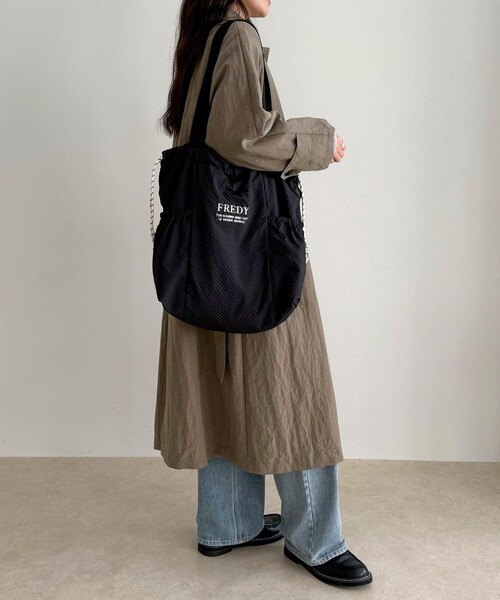 fredy emue（フレディエミュ）の「撥水サッカーサイドポケットトートバッグ（トートバッグ・レディース・ブラック/ベージュ/チャコールグレー/グレイッシュブルー/アイボリー・FREE）」の3枚目の写真