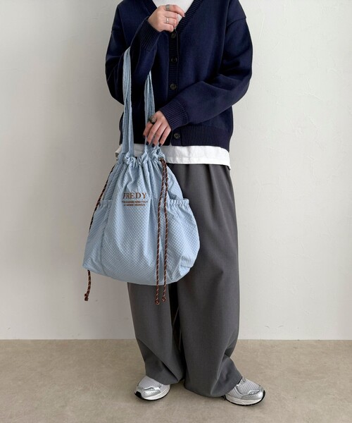 fredy emue（フレディエミュ）の「撥水サッカーサイドポケットトートバッグ（トートバッグ・レディース・ブラック/ベージュ/チャコールグレー/グレイッシュブルー/アイボリー・FREE）」の19枚目の写真