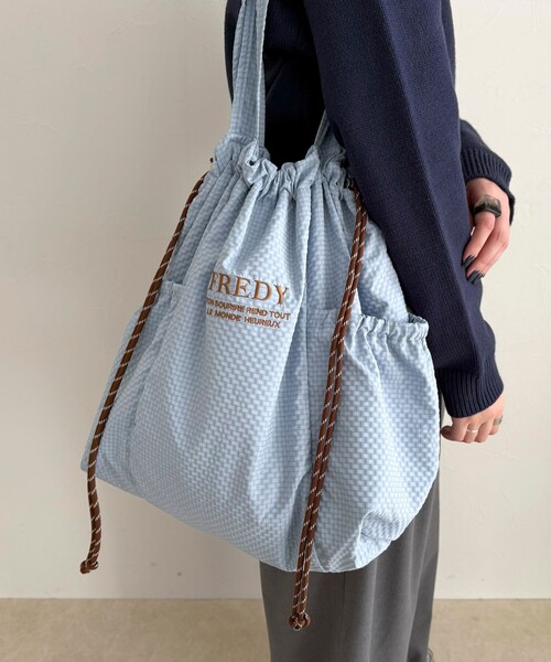 fredy emue（フレディエミュ）の「撥水サッカーサイドポケットトートバッグ（トートバッグ・レディース・ブラック/ベージュ/チャコールグレー/グレイッシュブルー/アイボリー・FREE）」の21枚目の写真