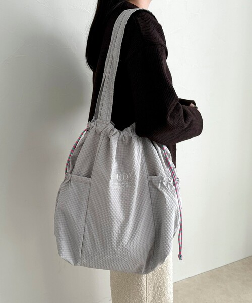 fredy emue（フレディエミュ）の「撥水サッカーサイドポケットトートバッグ（トートバッグ・レディース・ブラック/ベージュ/チャコールグレー/グレイッシュブルー/アイボリー・FREE）」の22枚目の写真