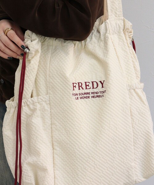 fredy emue(フレディエミュ)の「《新色追加》【WEB限定カラーあり】撥水サッカーサイドポケットトートバッグ(トートバッグ・レディース・ブラック/ベージュ/チャコールグレー/グレイッシュブルー/アイボリー・FREE)」の10枚目の写真