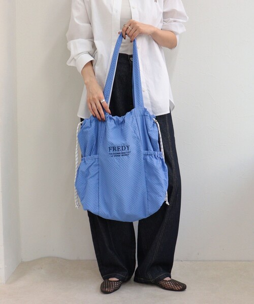 fredy emue(フレディエミュ)の「《新色追加》【WEB限定カラーあり】撥水サッカーサイドポケットトートバッグ(トートバッグ・レディース・ブラック/ベージュ/チャコールグレー/グレイッシュブルー/アイボリー・FREE)」の13枚目の写真