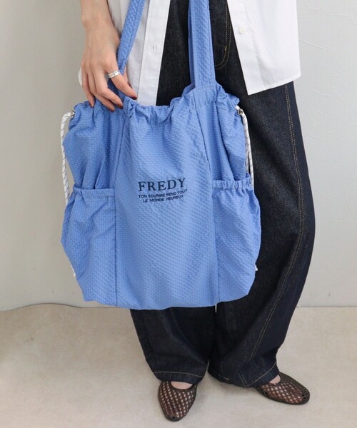 fredy emue(フレディエミュ)の「《新色追加》【WEB限定カラーあり】撥水サッカーサイドポケットトートバッグ(トートバッグ・レディース・ブラック/ベージュ/チャコールグレー/グレイッシュブルー/アイボリー・FREE)」の14枚目の写真