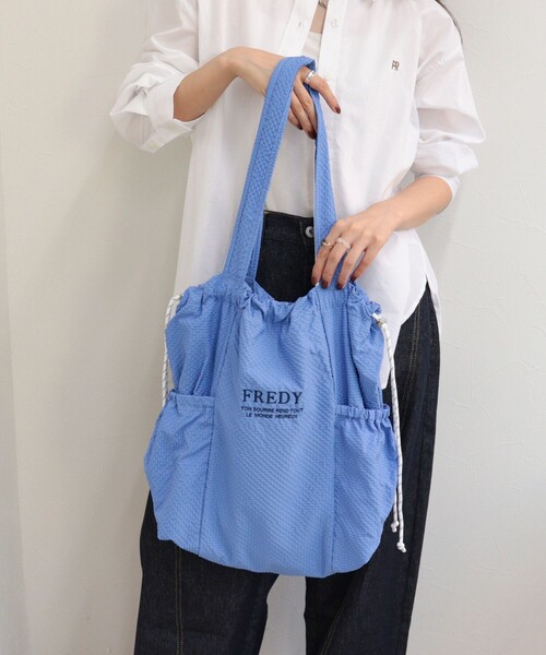 fredy emue(フレディエミュ)の「《新色追加》【WEB限定カラーあり】撥水サッカーサイドポケットトートバッグ(トートバッグ・レディース・ブラック/ベージュ/チャコールグレー/グレイッシュブルー/アイボリー・FREE)」の15枚目の写真