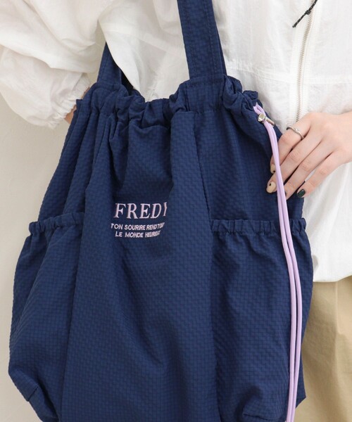 fredy emue(フレディエミュ)の「《新色追加》【WEB限定カラーあり】撥水サッカーサイドポケットトートバッグ(トートバッグ・レディース・ブラック/ベージュ/チャコールグレー/グレイッシュブルー/アイボリー・FREE)」の17枚目の写真