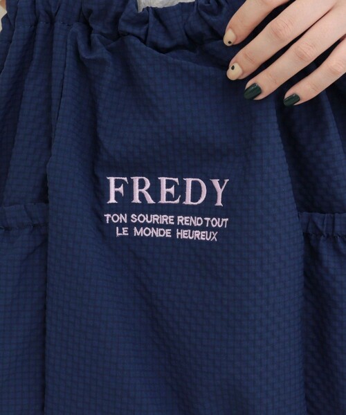 fredy emue(フレディエミュ)の「《新色追加》【WEB限定カラーあり】撥水サッカーサイドポケットトートバッグ(トートバッグ・レディース・ブラック/ベージュ/チャコールグレー/グレイッシュブルー/アイボリー・FREE)」の18枚目の写真