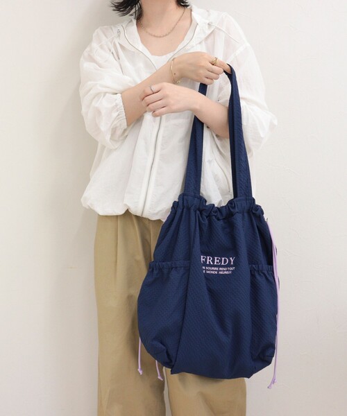 fredy emue(フレディエミュ)の「《新色追加》【WEB限定カラーあり】撥水サッカーサイドポケットトートバッグ(トートバッグ・レディース・ブラック/ベージュ/チャコールグレー/グレイッシュブルー/アイボリー・FREE)」の19枚目の写真