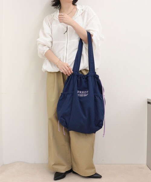 fredy emue(フレディエミュ)の「《新色追加》【WEB限定カラーあり】撥水サッカーサイドポケットトートバッグ(トートバッグ・レディース・ブラック/ベージュ/チャコールグレー/グレイッシュブルー/アイボリー・FREE)」の20枚目の写真