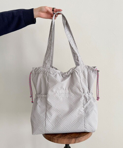 fredy emue（フレディエミュ）の「撥水サッカーサイドポケットトートバッグ（トートバッグ・レディース・ブラック/ベージュ/チャコールグレー/グレイッシュブルー/アイボリー・FREE）」の10枚目の写真