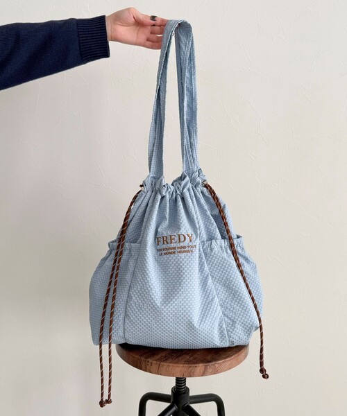 fredy emue（フレディエミュ）の「撥水サッカーサイドポケットトートバッグ（トートバッグ・レディース・ブラック/ベージュ/チャコールグレー/グレイッシュブルー/アイボリー・FREE）」の11枚目の写真