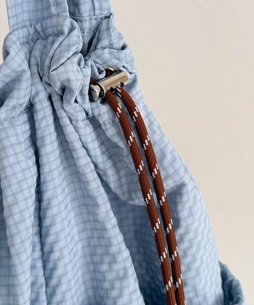 fredy emue（フレディエミュ）の「撥水サッカーサイドポケットトートバッグ（トートバッグ・レディース・ブラック/ベージュ/チャコールグレー/グレイッシュブルー/アイボリー・FREE）」の13枚目の写真