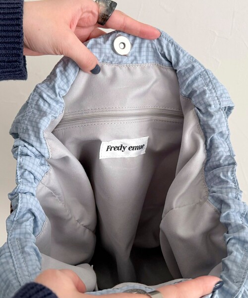 fredy emue（フレディエミュ）の「撥水サッカーサイドポケットトートバッグ（トートバッグ・レディース・ブラック/ベージュ/チャコールグレー/グレイッシュブルー/アイボリー・FREE）」の14枚目の写真