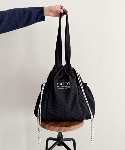 fredy emue（フレディエミュ）の「撥水サッカーサイドポケットトートバッグ（トートバッグ・レディース・ブラック/ベージュ/チャコールグレー/グレイッシュブルー/アイボリー・FREE）」の15枚目の写真