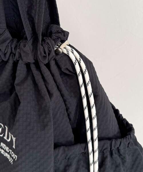 fredy emue（フレディエミュ）の「撥水サッカーサイドポケットトートバッグ（トートバッグ・レディース・ブラック/ベージュ/チャコールグレー/グレイッシュブルー/アイボリー・FREE）」の17枚目の写真