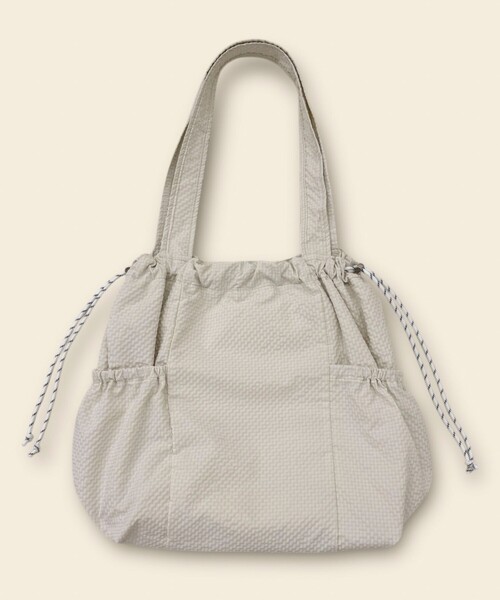 fredy emue（フレディエミュ）の「撥水サッカーサイドポケットトートバッグ（トートバッグ・レディース・ブラック/ベージュ/チャコールグレー/グレイッシュブルー/アイボリー・FREE）」の6枚目の写真