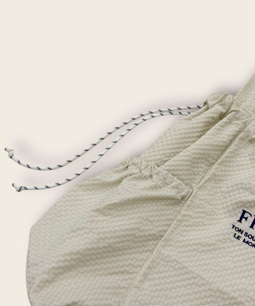 fredy emue（フレディエミュ）の「撥水サッカーサイドポケットトートバッグ（トートバッグ・レディース・ブラック/ベージュ/チャコールグレー/グレイッシュブルー/アイボリー・FREE）」の7枚目の写真