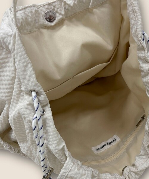 fredy emue（フレディエミュ）の「撥水サッカーサイドポケットトートバッグ（トートバッグ・レディース・ブラック/ベージュ/チャコールグレー/グレイッシュブルー/アイボリー・FREE）」の8枚目の写真