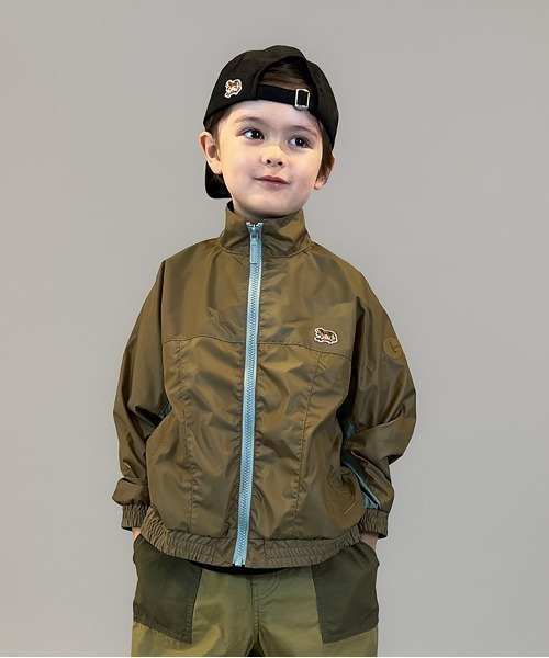 GROOVY COLORS(グルービーカラーズ)の「Recycled Polyester 2tone Zip Jacket(マウンテンパーカー・キッズ・ブラック/ベージュ・135/145)」の2枚目の写真