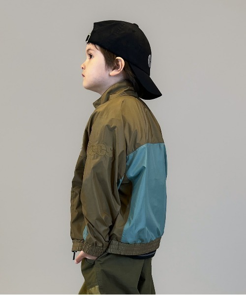 GROOVY COLORS(グルービーカラーズ)の「Recycled Polyester 2tone Zip Jacket(マウンテンパーカー・キッズ・ブラック/ベージュ・135/145)」の14枚目の写真