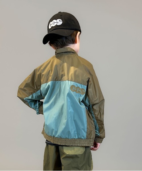 GROOVY COLORS(グルービーカラーズ)の「Recycled Polyester 2tone Zip Jacket(マウンテンパーカー・キッズ・ブラック/ベージュ・135/145)」の16枚目の写真