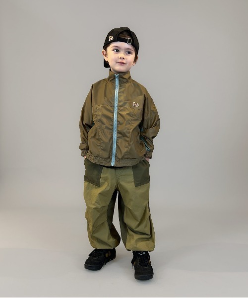 GROOVY COLORS(グルービーカラーズ)の「Recycled Polyester 2tone Zip Jacket(マウンテンパーカー・キッズ・ブラック/ベージュ・135/145)」の17枚目の写真