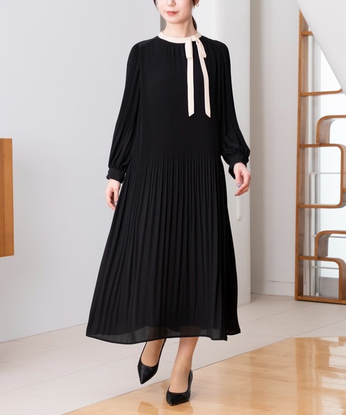 STRAWBERRY-FIELDS(ストロベリーフィールズ)の「ジョーゼット_クリスタルプリーツワンピース(ワンピース・レディース・ブラック×ベージュ/ネイビー/ライトブルー・2)」の1枚目の写真