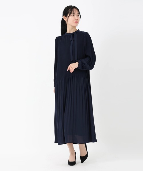 STRAWBERRY-FIELDS(ストロベリーフィールズ)の「ジョーゼット_クリスタルプリーツワンピース(ワンピース・レディース・ブラック×ベージュ/ネイビー/ライトブルー・2)」の3枚目の写真