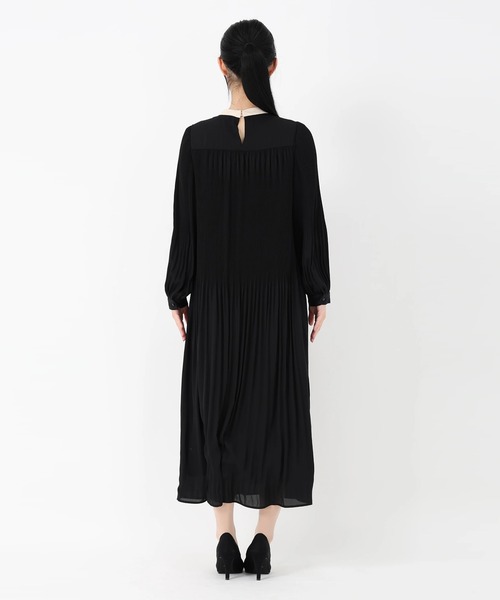 STRAWBERRY-FIELDS(ストロベリーフィールズ)の「ジョーゼット_クリスタルプリーツワンピース(ワンピース・レディース・ブラック×ベージュ/ネイビー/ライトブルー・2)」の6枚目の写真